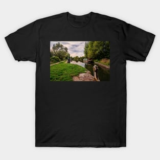 Canal Boats Above Midgham Lock T-Shirt